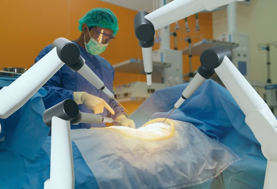 Doctor simulando una cirugía con la ayuda de manos robóticas.