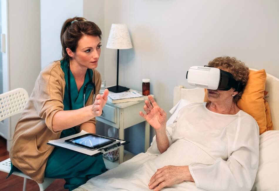 Doctora guiando a paciente utilizando un aparato de realidad virtual.