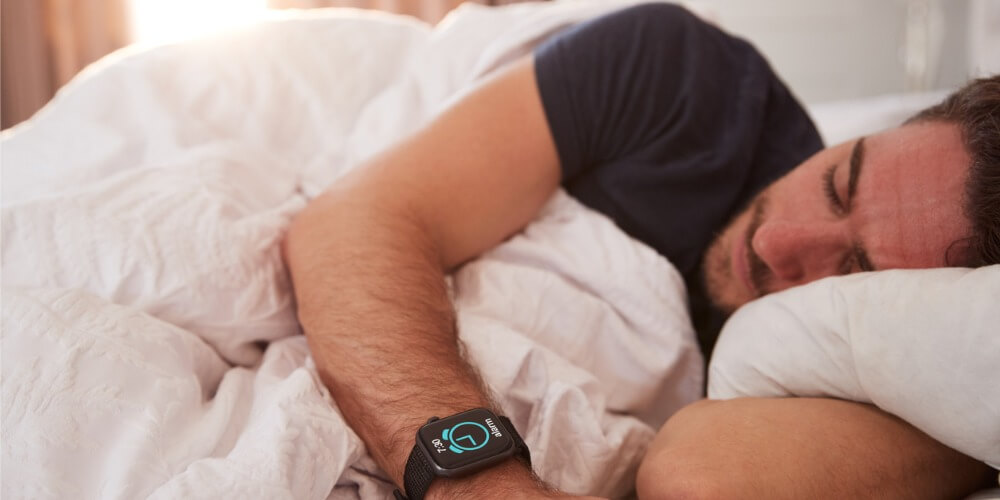 Chico durmiendo con Apple Watch dormir reloj